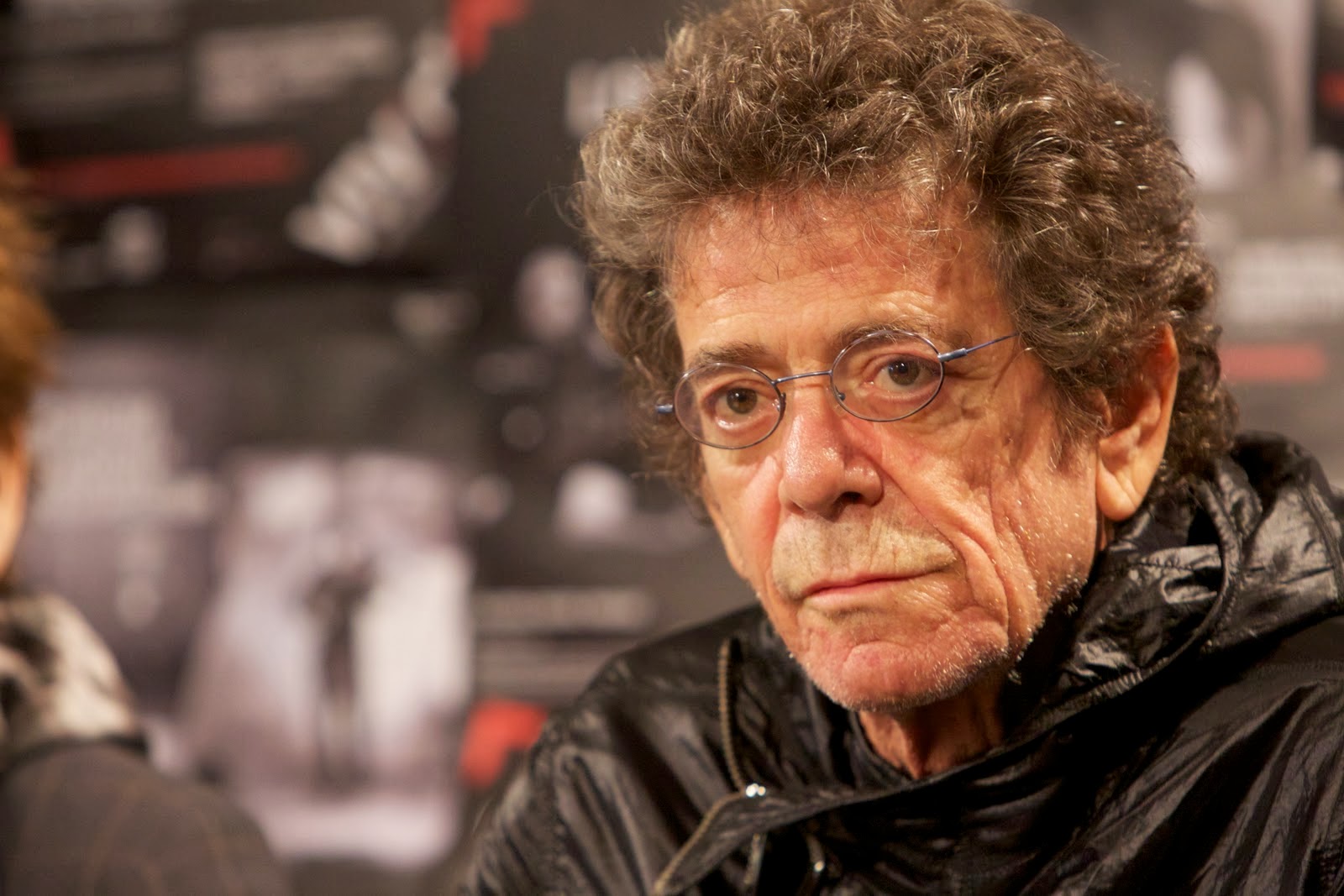 "Lou Reed en una conferencia de prensa."