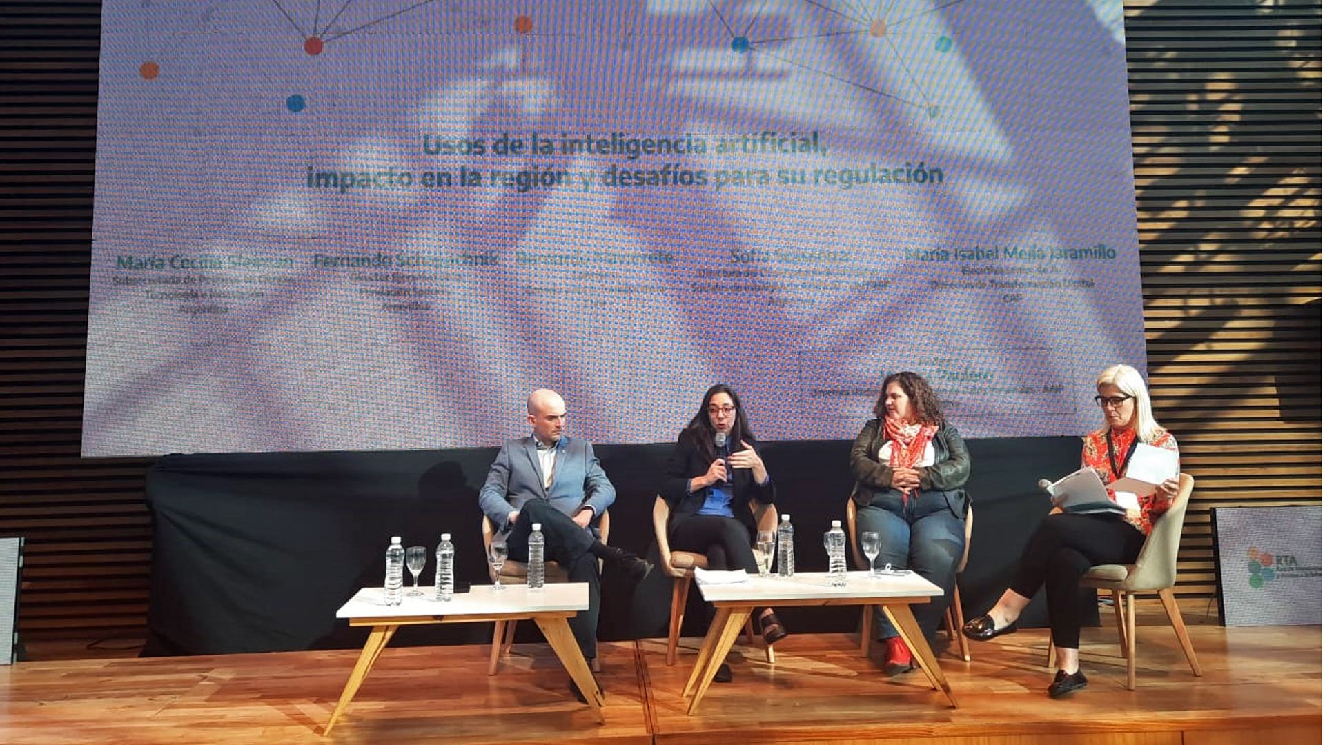 Panel de expertos discutiendo sobre el uso de la inteligencia artificial en un foro.