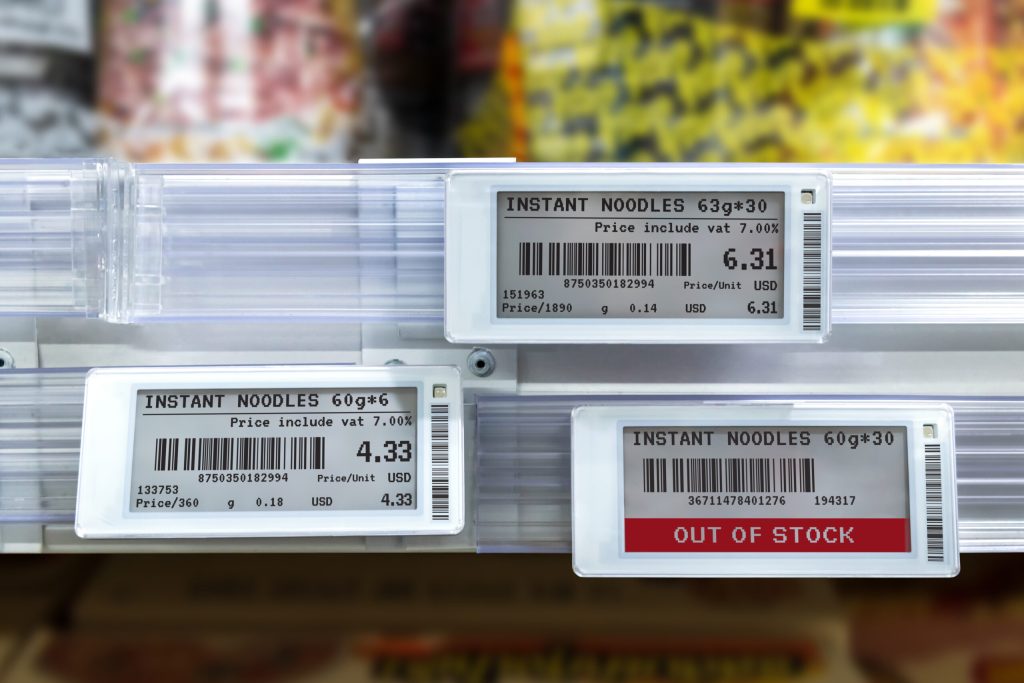 Etiquetas electrónicas de precios para fideos instantáneos en una tienda