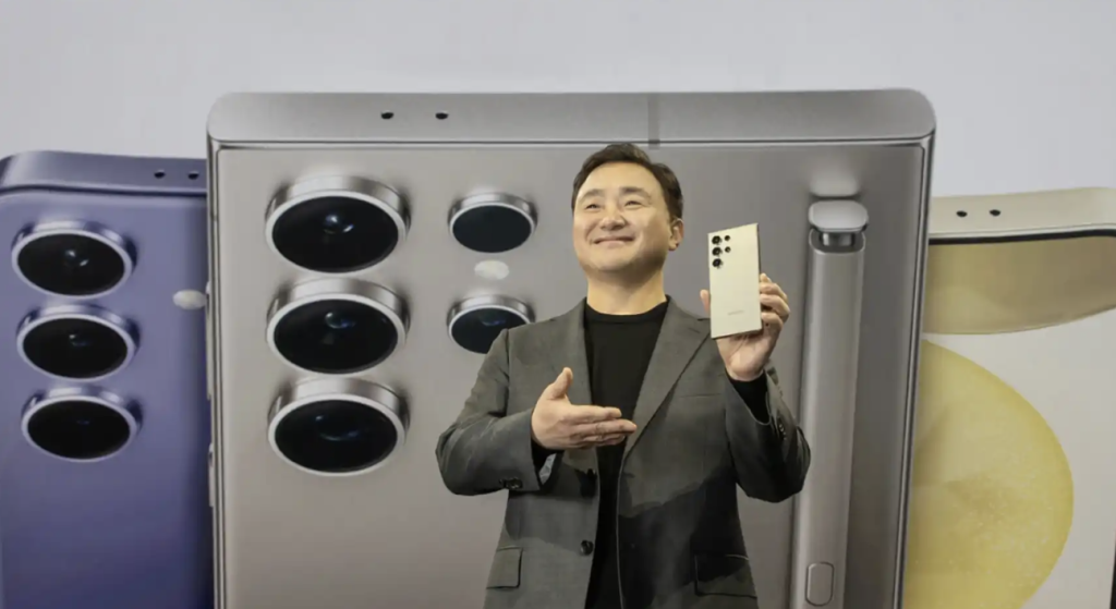 Ejecutivo de Samsung presentando el nuevo modelo de smartphone Galaxy con varias cámaras en un evento."