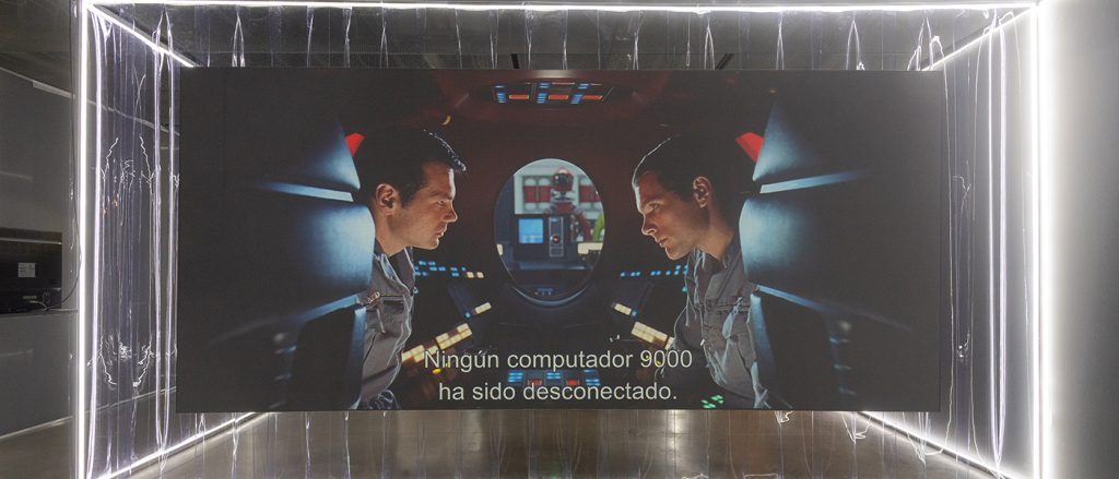 "Escena de 2001: Una Odisea del Espacio con el texto 'Ningún computador 9000 ha sido desconectado.'"