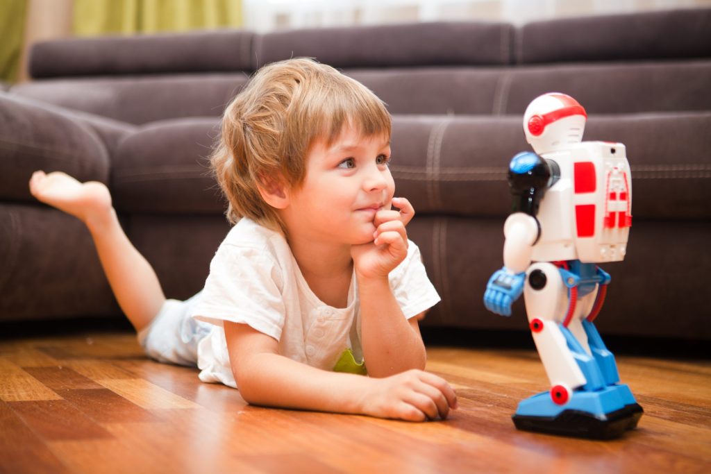 Niño interactuando con un robot de juguete en un entorno educativo
