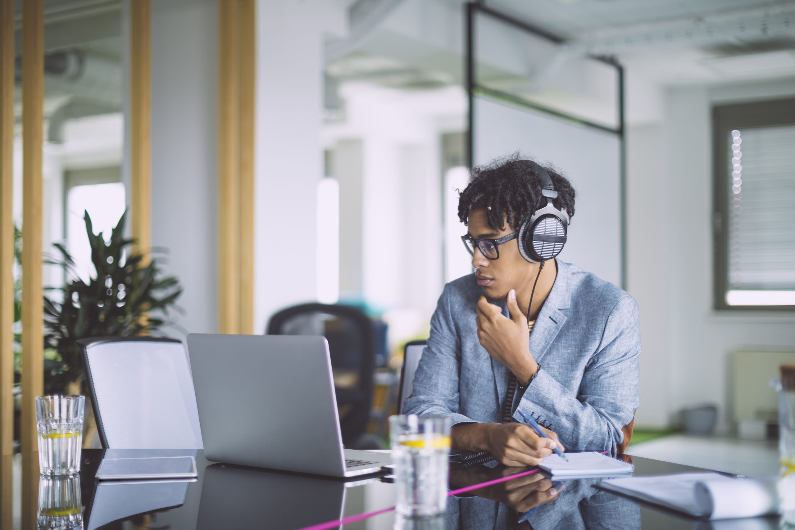 Profesionales trabajando con herramientas de inteligencia artificial en una oficina moderna.