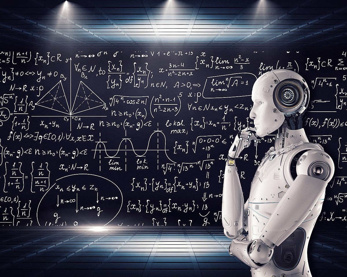 Robot analizando fórmulas matemáticas en una pizarra, representando la influencia de la inteligencia artificial en Wikipedia